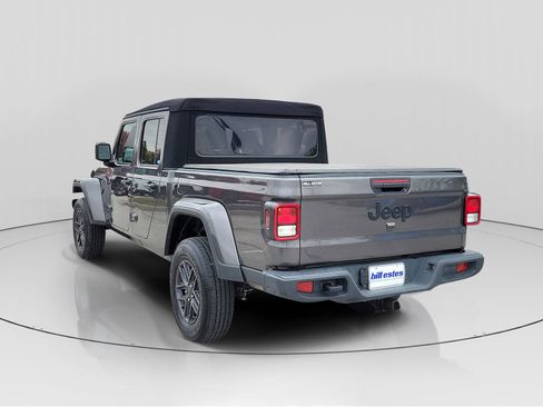 Used 2024 Jeep Gladiator Sport image 3