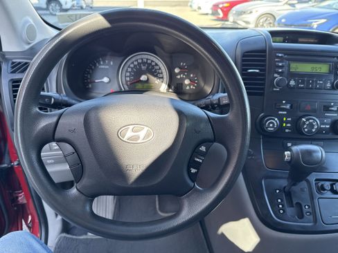Used 2008 Hyundai Entourage GLS image 19
