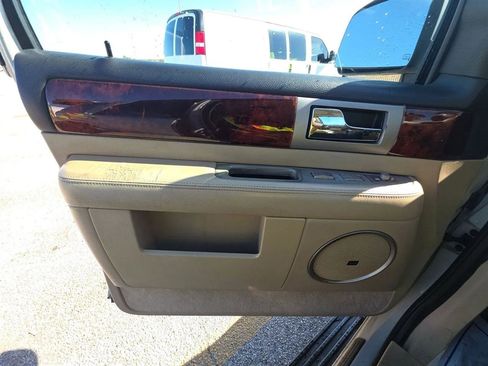 Used 2005 Lincoln Navigator Luxury image 15