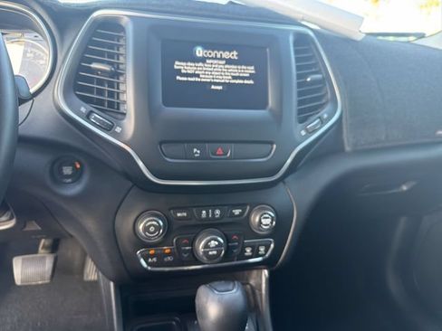 Used 2019 Jeep Cherokee Latitude Plus w/ Comfort/Convenience Group FWD image 19