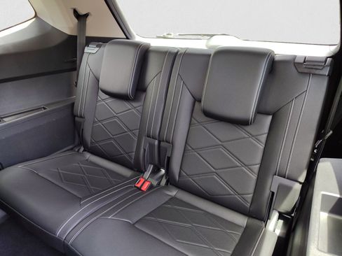 Used 2025 Volkswagen Atlas SE FWD image 18