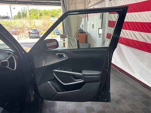 Used 2025 Kia Soul LX w/ LX Technology Package FWD image 20