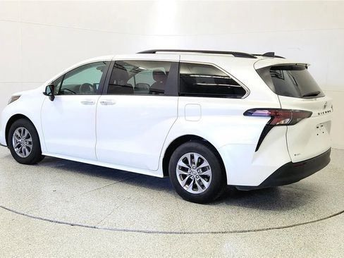 Used 2025 Toyota Sienna XLE FWD image 11