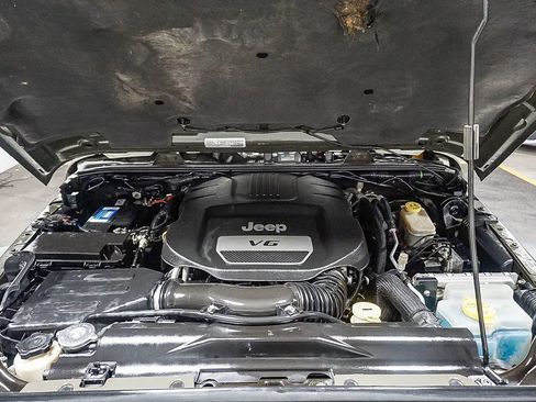 Used 2016 Jeep Wrangler Unlimited Rubicon w/ Connectivity Group image 28