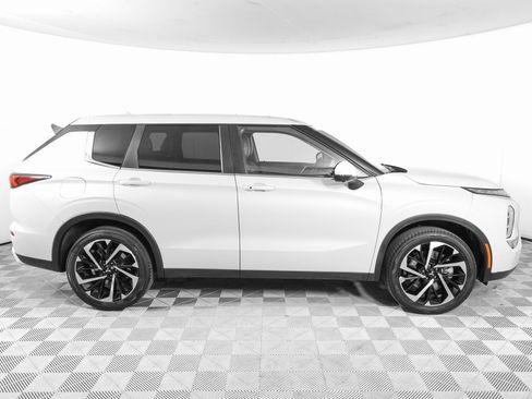Used 2022 Mitsubishi Outlander SE image 4