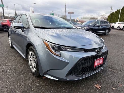 Used 2022 Toyota Corolla LE image 2