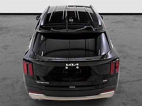 Used 2024 Kia Sorento S image 4