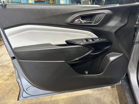 Used 2025 Chevrolet Trax LT FWD image 13