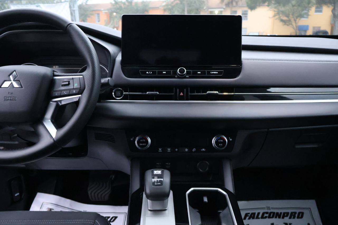 Used 2025 Mitsubishi Outlander SE FWD image 16
