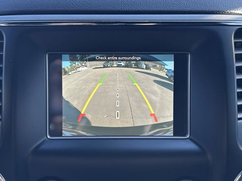 Used 2021 Jeep Grand Cherokee Laredo image 26