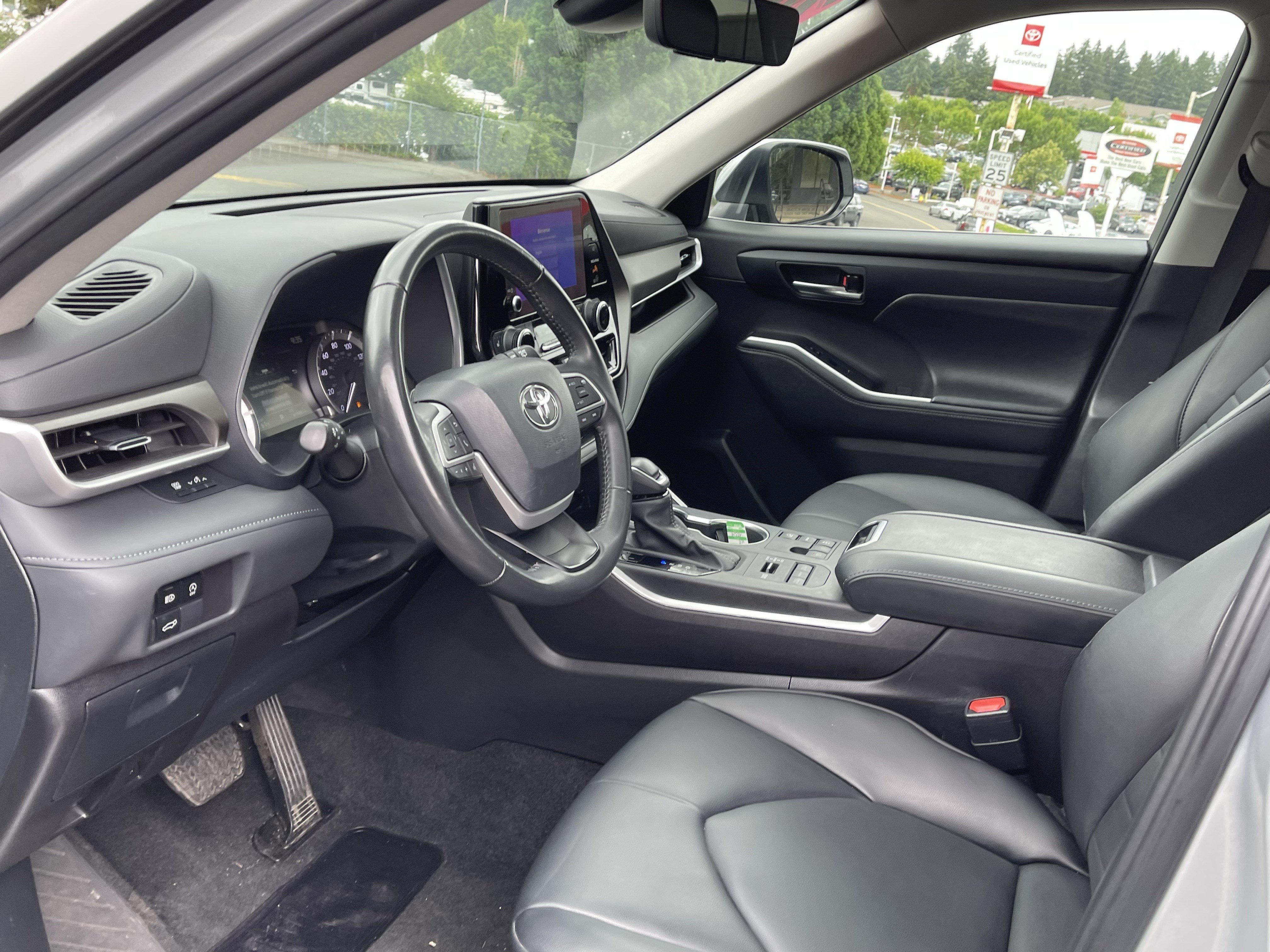 Used 2024 Toyota Highlander XLE AWD/4WD image 10
