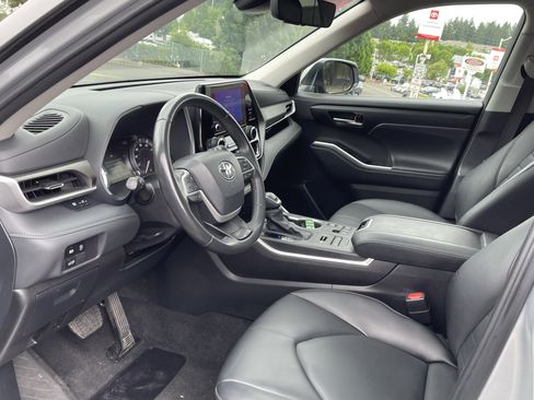 Certified 2024 Toyota Highlander XLE AWD/4WD image 10