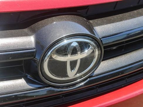 Used 2018 Toyota Highlander SE FWD image 6