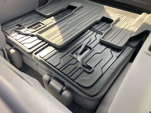 Used 2023 GMC Acadia SLT w/ Technology Package image 17