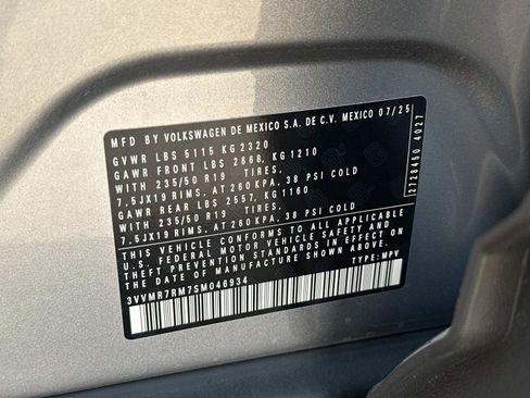 New 2025 Volkswagen Tiguan SE image 19