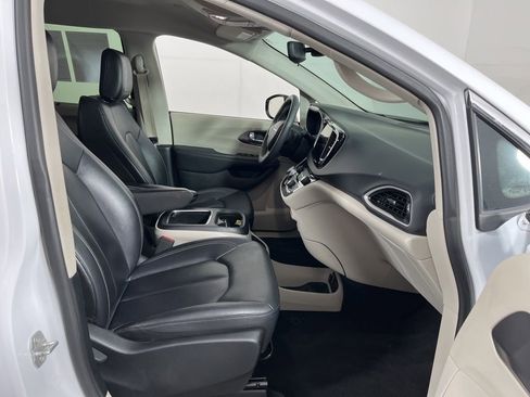 Used 2024 Chrysler Pacifica Touring-L image 5