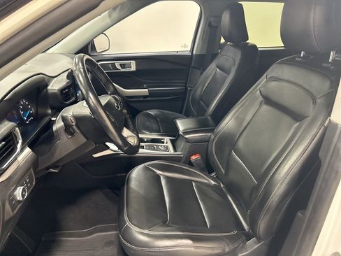 Used 2022 Ford Explorer XLT w/ Equipment Group 202A image 10