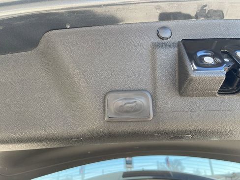 Used 2011 GMC Acadia SLE image 16