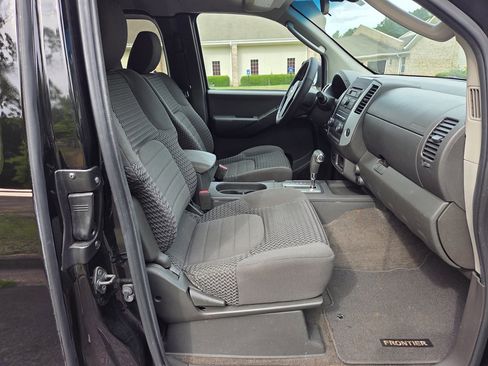 Used 2010 Nissan Frontier SE w/ SE Value Truck Pkg RWD image 29