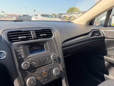 Used 2018 Ford Fusion SE w/ Equipment Group 201A FWD image 17