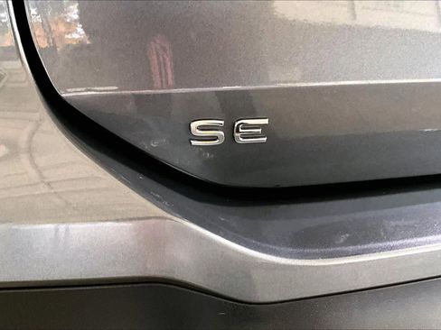 Used 2025 Volkswagen Tiguan SE image 10