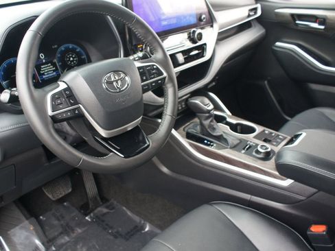 Used 2024 Toyota Highlander Platinum image 14