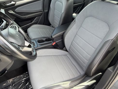 Used 2025 Volkswagen Jetta SE FWD image 28