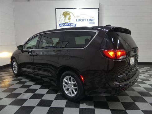 Used 2018 Chrysler Pacifica LX image 8