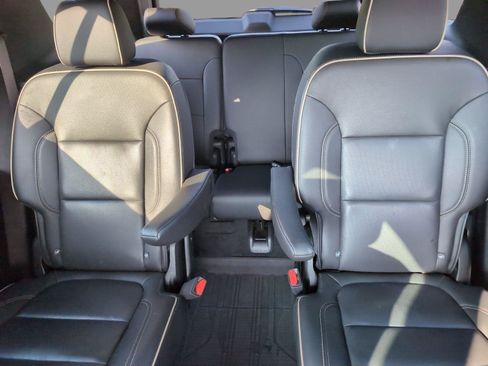 Used 2023 Chevrolet Traverse Premier FWD image 28