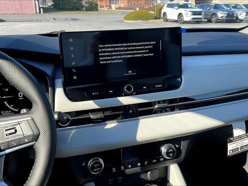 New 2025 Mitsubishi Outlander SE image 7