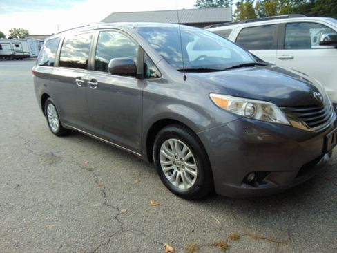 Used 2014 Toyota Sienna XLE w/ Entertainment Package FWD image 16