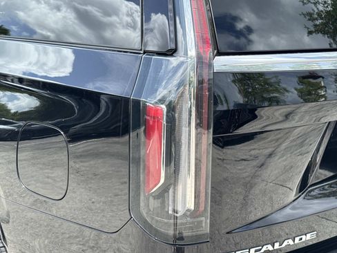 Certified 2024 Cadillac Escalade ESV Premium Luxury w/ Performance Package AWD/4WD image 11