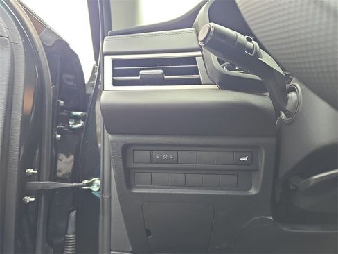 Used 2024 Mitsubishi Outlander SE image 11