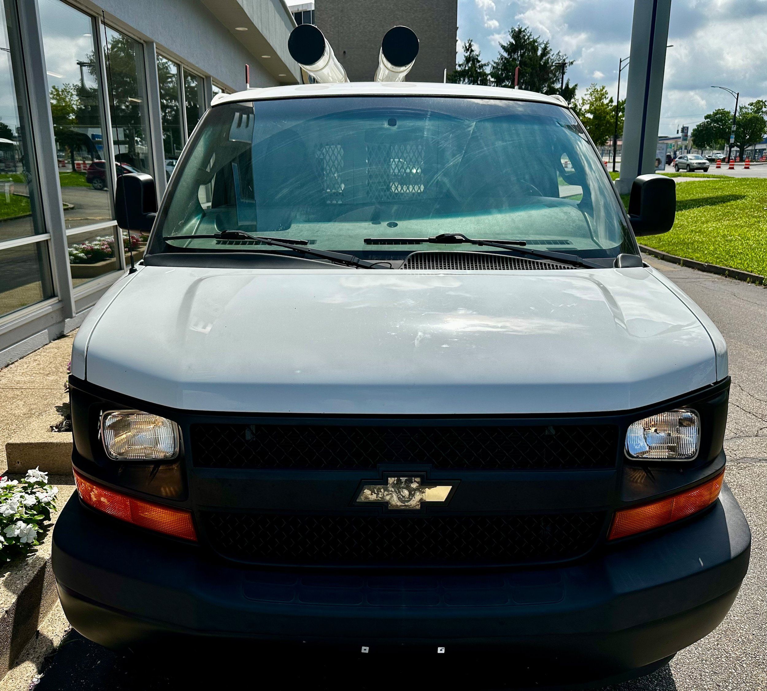 Used 2017 Chevrolet Express 2500 RWD image 2
