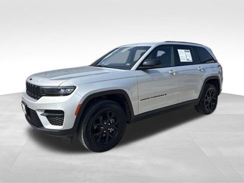 Used 2025 Jeep Grand Cherokee Altitude AWD/4WD image 30