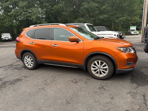 Used 2018 Nissan Rogue SV w/ Sun & Sound Touring Package FWD image 2