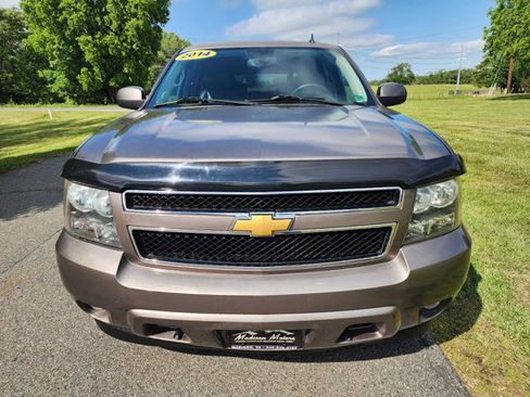 Used 2014 Chevrolet Suburban LT RWD image 3