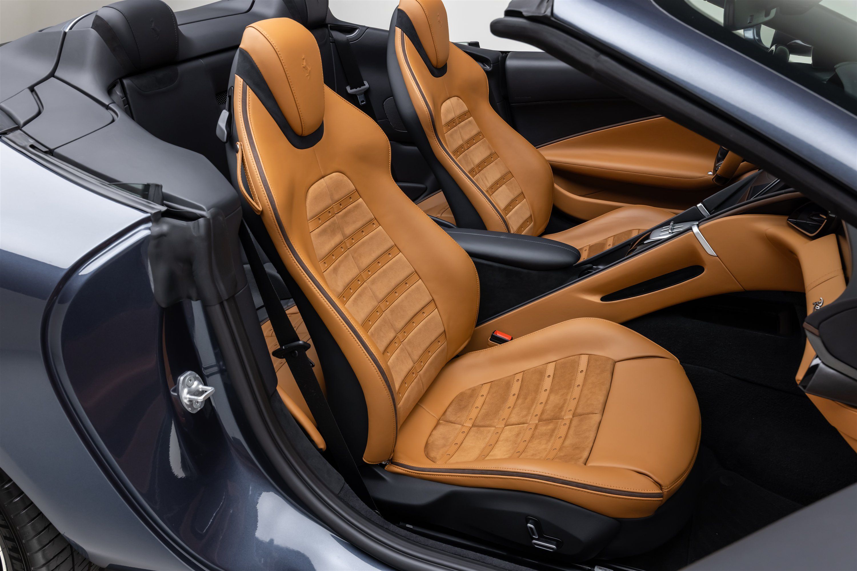 Certified 2025 Ferrari Roma Spider RWD image 32
