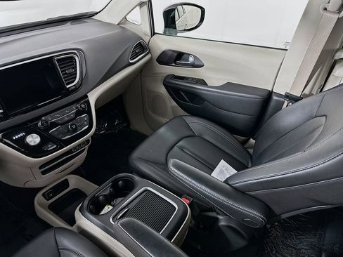 Certified 2024 Chrysler Pacifica Touring-L image 33