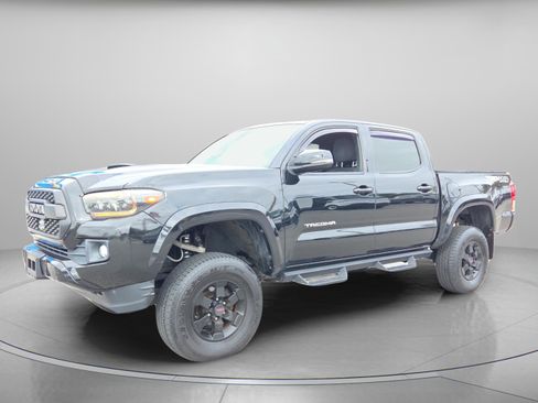 Used 2018 Toyota Tacoma TRD Sport w/ Technology Package image 2