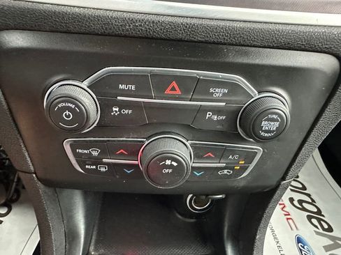 Used 2020 Dodge Charger SXT w/ Blacktop Package image 9