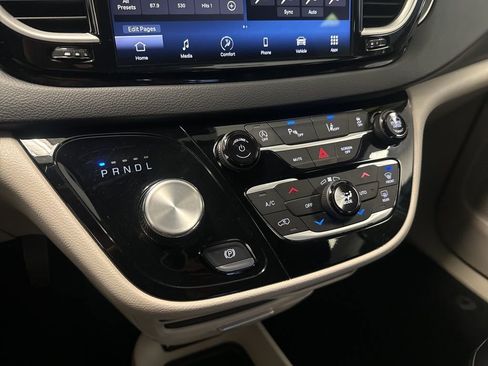 Used 2023 Chrysler Pacifica Touring-L image 10