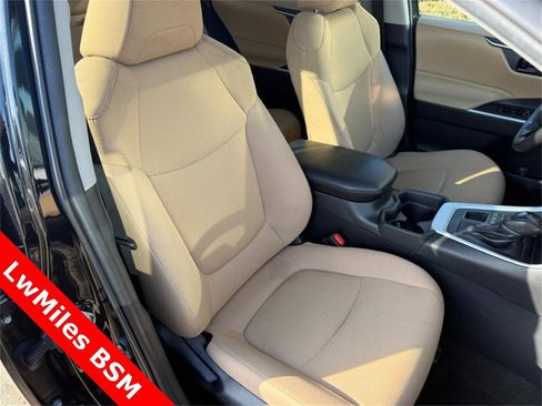 Used 2021 Toyota RAV4 LE image 11