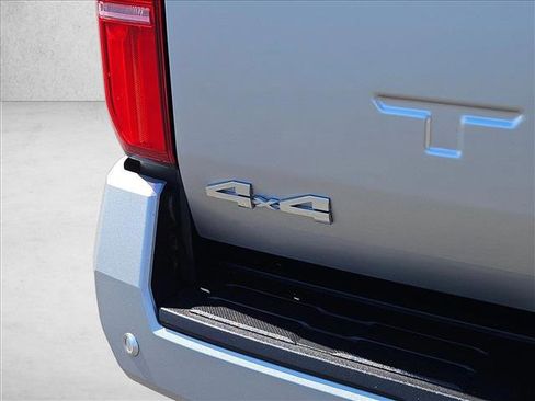 Certified 2025 Toyota Tacoma SR5 AWD/4WD image 28