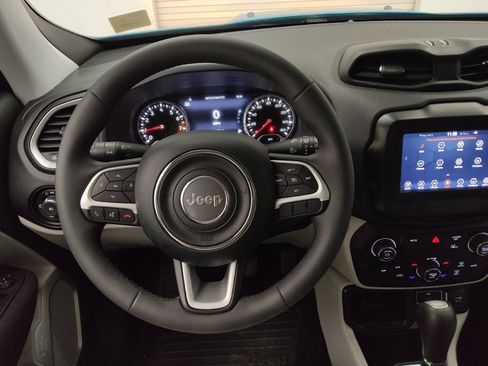 Used 2021 Jeep Renegade Latitude FWD image 22