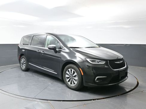 Used 2023 Chrysler Pacifica Limited image 5