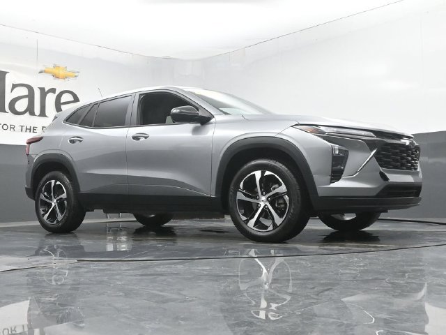 Used 2024 Chevrolet Trax RS w/ Driver Confidence Package FWD image 2