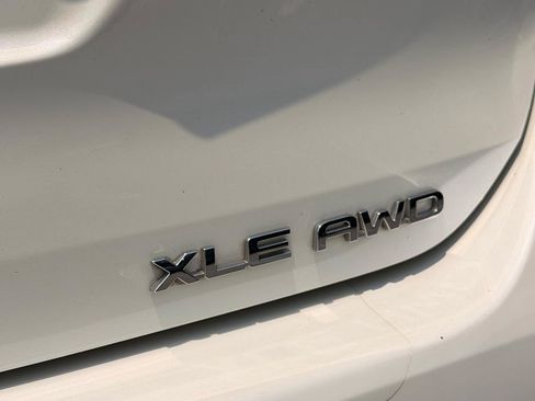 Used 2021 Toyota Highlander XLE AWD/4WD image 13