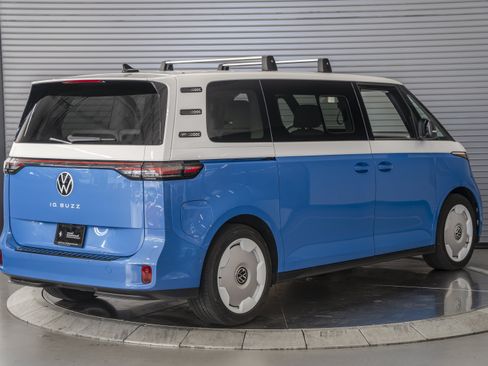 Used 2025 Volkswagen ID. Buzz 1st Edition RWD image 5