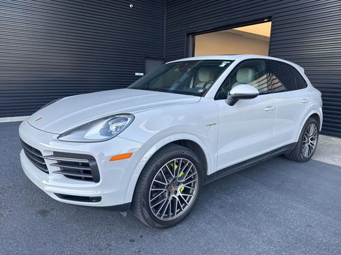 Certified 2023 Porsche Cayenne Platinum Edition image 1